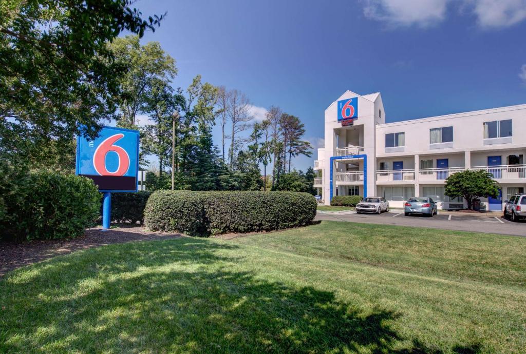 Motel 6 Virginia Beach Main image 1